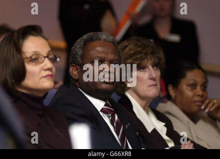 Richard Taylor, il padre della scolastica assassinata damilola Taylor, ascolta i discorsi all'inaugurazione della CCRU (Cultural Communities Resource Unit) della polizia metropolitana, a New Scotland Yard, nel centro di Londra. *..il commissario del servizio metropolitano di polizia Sir John Stevens è stato presente per contribuire a lanciare l'unità che è progettata per garantire risposte efficaci e moderne di polizia per soddisfare le esigenze di individui o gruppi colpiti da incidenti critici. Foto Stock