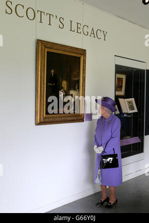 Regina Elisabetta II durante un tour di Abbotsford House, la casa di Sir Walter Scott, il primo romanziere più venduto al mondo che ha scritto opere tra cui Waverley, Ivanhoe e Rob Roy. La regina incontrò i discendenti di Sir Walter Scott dal Regno Unito e dall'estero prima di aprire ufficialmente il nuovo centro visitatori. Foto Stock