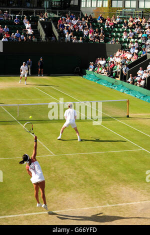 Heather Watson della Gran Bretagna in azione durante la partita con il suo partner doppio Jonathan Murray contro David Marrero della Spagna e Kimiko Date-Krumm del Giappone Foto Stock