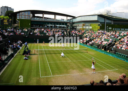 Heather Watson della Gran Bretagna in azione durante la partita con il suo partner doppio Jonathan Murray contro David Marrero della Spagna e Kimiko Date-Krumm del Giappone Foto Stock