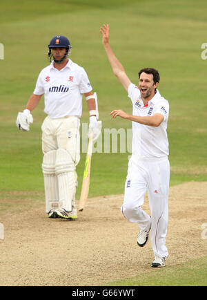 Il Graham Onions dell'Inghilterra festeggia il lancio di un wicket durante il quarto giorno dell'International Tour Match presso il County Ground di Chelmsford. Foto Stock