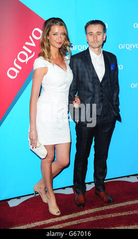 Sarah Champion e Pete Donaldson (a destra) che arrivano all'Arqiva Commercial radio Awards che si tiene al Westminster Bridge Park Plaza Hotel di Londra. PREMERE ASSOCIAZIONE foto. Data immagine: Mercoledì 3 luglio 2013. Il credito fotografico dovrebbe essere: Ian West/PA Wire Foto Stock