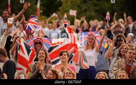 I fan di "Murray Mount" celebrano la vittoria di Andy Murray, in Gran Bretagna, contro Fernando Verdasco in Spagna, mentre guardano sul grande schermo durante il 9° giorno dei Campionati di Wimbledon all'All England Lawn Tennis and Croquet Club di Wimbledon. Foto Stock