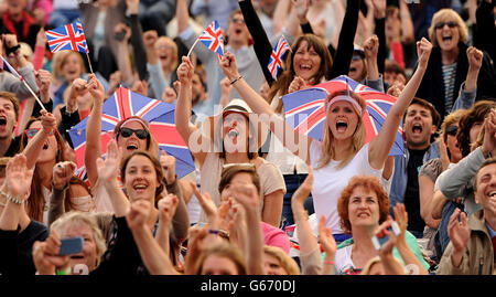 I fan di "Murray Mount" festeggiano con la vittoria di Andy Murray, in Gran Bretagna, contro Fernando Verdasco in Spagna mentre guardano sul grande schermo durante il 9° giorno dei Campionati di Wimbledon all'All England Lawn Tennis and Croquet Club di Wimbledon. Foto Stock