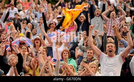 I fan di "Murray Mount" celebrano la vittoria di Andy Murray, in Gran Bretagna, contro Fernando Verdasco in Spagna, mentre guardano sul grande schermo durante il 9° giorno dei Campionati di Wimbledon all'All England Lawn Tennis and Croquet Club di Wimbledon. Foto Stock