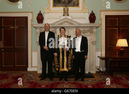 (Da sinistra a destra) il segretario di giustizia Chris Grayling; Alderman Roger Gifford, il sindaco di Londra e il giudice del Signore, il capo della giustizia, che partecipa al sindaco del Signore della città di Londra cena ai giudici di sua Maestà, alla Mansion House di Londra. Foto Stock