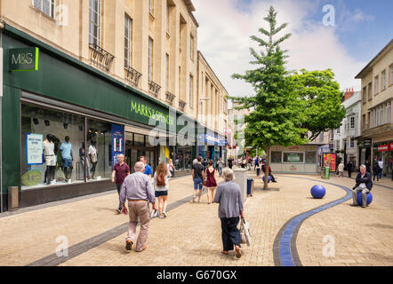 Gli amanti dello shopping nell'area commerciale di Broadmead, Bristol, Inghilterra, Regno Unito Foto Stock