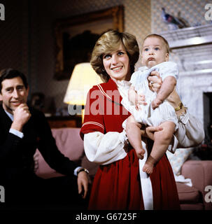 La principessa Diana e il principe Carlo con il loro figlio del bambino il principe William ad una fotocellula al palazzo di Kensington. Foto Stock