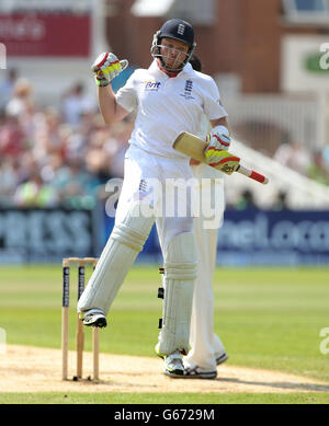 Inghilterra il battitore Ian Bell celebra il suo 100 non fuori contro l'Australia durante il quarto giorno della prima partita di Investec Ashes Test a Trent Bridge, Nottingham. Foto Stock