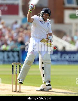 Inghilterra il battitore Ian Bell celebra il suo 100 non fuori contro l'Australia durante il quarto giorno della prima partita di Investec Ashes Test a Trent Bridge, Nottingham. Foto Stock