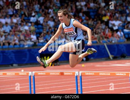 Mandy Gault corre nel suo calore delle donne 400m Hurdles durante i campionati britannici e le prove del mondo all'Alexander Stadium, Birmingham. Foto Stock