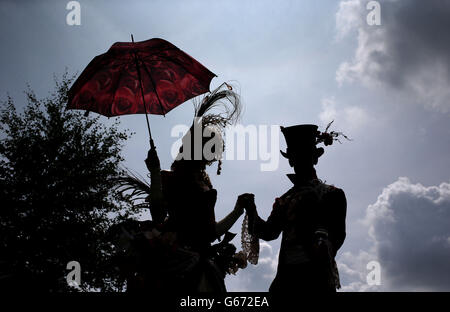 Corse ippiche 2013 - 2013 Piper-Heidsieck Festival di luglio - Darley July Cup Day - Newmarket Racecourse. Passeggiate al sole nel giorno della Coppa di luglio di Darley al Piper-Heidsieck Festival di luglio a Newmarket Racecourse, Newmarket. Foto Stock