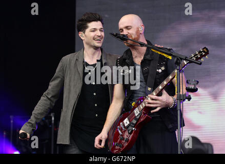 Danny o'Donoghue (a sinistra) e Mark Sheehan della sceneggiatura si esibiscono sul palco principale all'Isle of Wight Festival, a Seaclose Park, Newport, Isle of Wight. Foto Stock