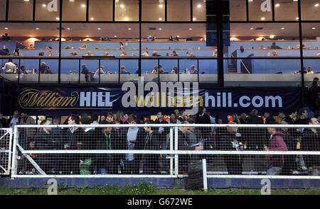Greyhound Racing - William Hill Derby - terzo turno - terzo giorno - Stadio di Wimbledon. Vista generale dei piloti negli stand dello stadio Wimbledon Foto Stock