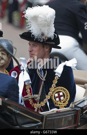 Il Duca di Cambridge partecipa alla sfilata annuale per i membri dell'Ordine del Garter al Castello di Windsor nel Berkshire. Foto Stock