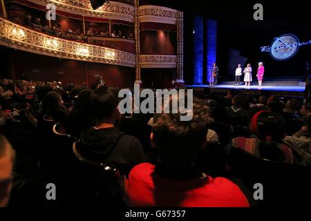 US First Lady Michelle Obama si rivolge alla folla con (da sinistra a destra) Moya Dohery di Riverdance, Fionnuala Kenny moglie di Taoiseach Enda Kenny e Sabina Higgins moglie del presidente Michael D Higgins sul palco alla visita di lei e delle sue due figlie Malia e Sasha al Teatro Gaiety, Dublino per uno spettacolo speciale di Riverdance. Foto Stock