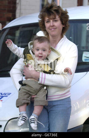 Caroline Presbury con figlio di 9 mesi Aiden, Long Eaton. Aiden era all'interno del furgone rubato di sua madre mentre un ladro rubava il veicolo e si accinse su una strada principale - anche se un bambino era sul sedile del passeggero. * Miss Presbury, 34 anni, aveva parcheggiato il furgone fuori da un giornalaio, lasciando Aiden nel veicolo, mentre consegnava copie di un giornale locale a Long Eaton, Derbyshire. Foto Stock