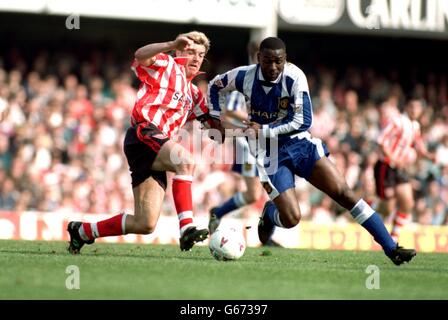 13-APR-96 ... Southampton / Manchester United. Southampton's Barry Venison combatte per la palla con Andy Cole di Manchester United Foto Stock