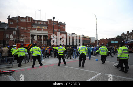 I tifosi di cricket dello Sri Lanka si scontrano con la polizia e i dimostranti dell'espulsa Sri Lanka dal gruppo di protesta del Commonwealth dopo la partita del Trofeo ICC Champions all'Oval di Londra. Foto Stock