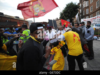 I tifosi di cricket dello Sri Lanka si scontrano con la polizia e i dimostranti dell'espulsa Sri Lanka dal gruppo di protesta del Commonwealth dopo la partita del Trofeo ICC Champions all'Oval di Londra. Foto Stock