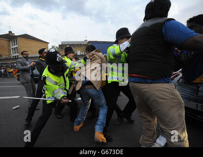 I tifosi di cricket dello Sri Lanka si scontrano con la polizia e i dimostranti dell'espulsa Sri Lanka dal gruppo di protesta del Commonwealth dopo la partita del Trofeo ICC Champions all'Oval di Londra. Foto Stock