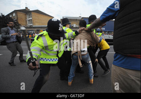 I tifosi di cricket dello Sri Lanka si scontrano con la polizia e i dimostranti dell'espulsa Sri Lanka dal gruppo di protesta del Commonwealth dopo la partita del Trofeo ICC Champions all'Oval di Londra. Foto Stock