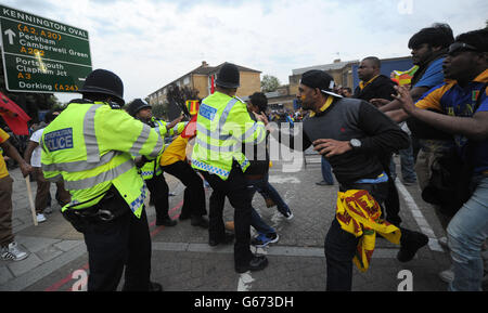 I tifosi di cricket dello Sri Lanka si scontrano con la polizia e i dimostranti dell'espulsa Sri Lanka dal gruppo di protesta del Commonwealth dopo la partita del Trofeo ICC Champions all'Oval di Londra. Foto Stock