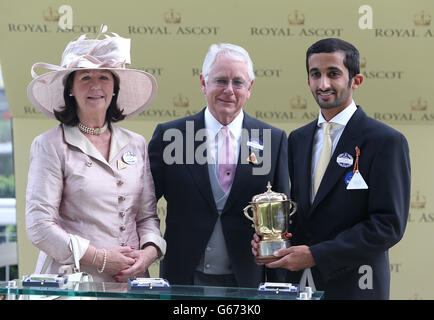 Un trofeo viene assegnato dopo che Rizeena guidato da James Doyle vince la Regina Mary Stakes durante il secondo giorno del Royal Ascot meeting presso l'ippodromo di Ascot, Berkshire. Foto Stock