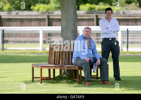 Corse di cavalli - Leicester Racecourse. Proprietario di cavalli e agente di calcio Willie McKay. Foto Stock