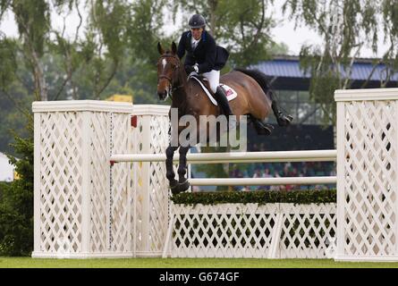 William Funnel su Billy Balou saltando per la caccia Stoner Jeweler durante l'Hickstead Derby al All England Jumping Course, Hickstead. Foto Stock