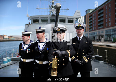 Il personale della Marina irlandese (da sinistra a destra) è il capo operatore di comunicazione David Piper, il principale marinaio David Shanahan, il sub-tenente Ciaran o'Shea e il tenente comandante Conor Kirwan a bordo della L.E. Orla con la fiamma eterna dalla tomba di John F Kennedy nel Cimitero di Arlington, Washington, che è stato fatto fluire nell'aeroporto di Dublino e che sarà fermentato a bordo della nave a Wexford come parte delle celebrazioni JFK commemorando la visita del compianto presidente in Irlanda nel 1963. Foto Stock