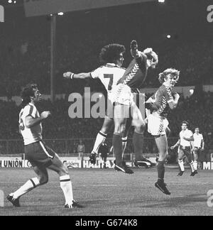 Il capitano inglese Kevin Keegan (n.7) incontra l'opposizione in aria durante la partita del Campionato europeo contro la Danimarca allo stadio di Wembley. Punteggio finale: Inghilterra 1 Danimarca 0. Foto Stock