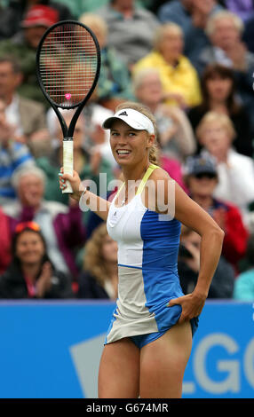 Caroline Wozniacki, in Danimarca, si è attivata sulla strada per la vittoria su Ekaterina Makarova della Russia durante l'AEGON International al Devonshire Park, Eastbourne. Foto Stock