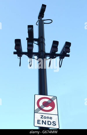 Telecamere da utilizzare per applicare la tassa di congestione su Victoria Street, nel centro di Londra, prima della sua introduzione nel febbraio 17. Più di 150,000 veicoli e persone si sono registrati per la tassa di congestione secondo il sindaco di Londra Ken Livingstone. * questi includono 6,000 che si sono registrati per il primo giorno del costo di 5 per prendere una macchina per il centro di Londra. 14/2/03: Telecamere da utilizzare per far valere la tassa di congestione che potrebbe essere così buona a dissuadere gli automobilisti dall'utilizzare le loro auto che il trasporto pubblico è sopraffatto e il programma fa meno soldi di quanto sperato, un rapporto avverte. Foto Stock