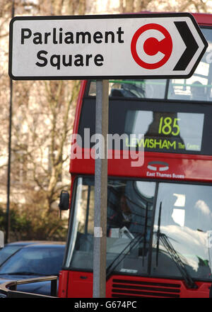 Un cartello su Vauxhall Bridge Road, nel centro di Londra, che avvisa l'automobilista dell'imminente tassa sulla congestione, prima della sua introduzione nel febbraio 17. * più di 150,000 veicoli e persone si sono registrati per la tassa di congestione secondo il sindaco di Londra Ken Livingstone, di cui 6,000 che si sono registrati per il primo giorno della tassa 5 per portare un'auto nel centro di Londra. Foto Stock