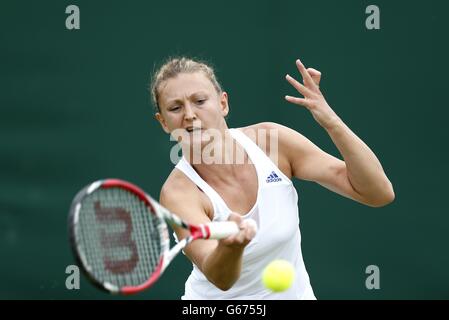 Samantha Murray della Gran Bretagna reagisce nella sua partita contro la Camila Giorgi italiana durante il giorno uno dei Campionati di Wimbledon all'All England Lawn Tennis and Croquet Club, Wimbledon. Foto Stock