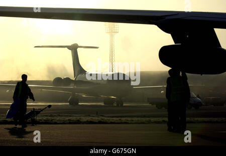 La pod di rifornimento (in primo piano a destra) su un VC 10 viene controllata prima di partire da RAF Brize Norton, mentre un altro VC 10 attende nella nebbia di prima mattina per il decollo dalla base Oxfordshire. Gli aerei VC 10 vengono utilizzati per rifornire gli aerei Tornado durante il loro viaggio verso il Golfo. Foto Stock