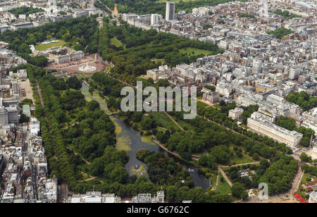 Una vista aerea di Buckingham Palace a Londra durante il Trooping of the Color. Inoltre, St James's Park (macchina fotografica più vicina) e Green Park (in alto a destra). Foto Stock