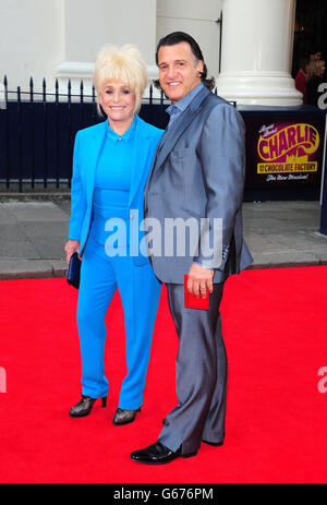 Barbara Windsor e suo marito Scott Mitchell arrivano alla notte di apertura di Charlie e alla fabbrica di cioccolato al Theatre Royal, Drury Lane a Londra. Foto Stock