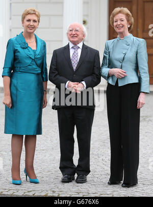 Gli ex presidenti Mary McAleese (sinistra) e Mary Robinson (destra) si uniscono al presidente Michael D Higgins a Iras an Uachtarain per una cena per commemorare il 75° anniversario del ruolo del presidente d'Irlanda. Foto Stock