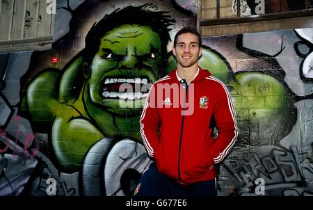 Rugby Union - Tour dei Lions britannici e irlandesi nel 2013 - Fotocall del Nord dei Lions britannici e irlandesi. George North dei Lions britannici e irlandesi si pone per una foto accanto a Street Art Graffiti a Melbourne, Australia. Foto Stock