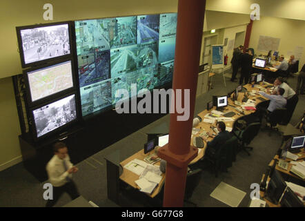 Una banca di schermi televisivi che mostra immagini dal vivo della rete stradale di Londra la prima mattina del Congestion Charge Scheme per Londra presso il nuovo centro di controllo del traffico di Londra, nel centro di Londra. * il London Traffic Control Center (LTCC) riunisce per la prima volta gli esperti di trasporti di Londra e della Metropolitan Police. I conducenti che utilizzano una zona di otto miglia quadrate della capitale tra le 0700 e le 1830 dal lunedì al venerdì devono pagare una tassa di 5. I loro pagamenti sono monitorati rispetto a immagini digitalizzate registrate da una serie di circa 700 telecamere all'interno e alla periferia di Foto Stock