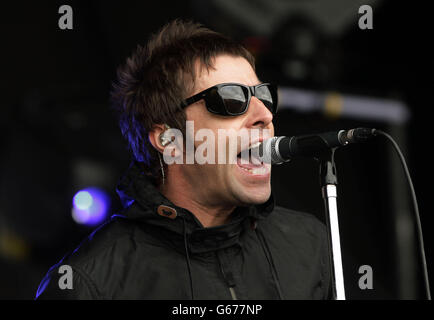 Liam Gallagher e la sua band Beady Eye si esibiscono sull'altro palco, al festival di Glastonbury, presso la Worthy Farm di Somerset. Foto Stock