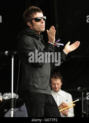 Liam Gallagher e la sua band Beady Eye si esibiscono sull'altro palco, al festival di Glastonbury, presso la Worthy Farm di Somerset. Foto Stock