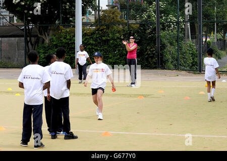 Cricket - primo NatWest T20 - Inghilterra / Nuova Zelanda - l'ovale Kia. Cricket coaching che si svolge durante il Kennington Cricket Festival, prima della partita tra l'Inghilterra e la Nuova Zelanda. Foto Stock