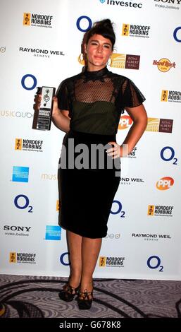 Nordoff Robbins Silver Clef Awards 2013 - Londra. Jessie Ware all'Hilton Hotel di Londra, per i Nordoff Robbins O2 Silver Clef Awards. Foto Stock