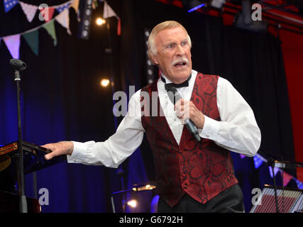 Sir Bruce Forsyth si esibisce sul palco di Avalon al Festival of Contemporary Performing Arts di Glastonbury 2013 presso la Worthy Farm, Somerset. Foto Stock