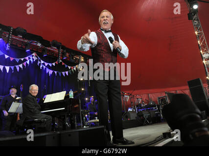 Sir Bruce Forsyth si esibisce sul palco di Avalon al Festival of Contemporary Performing Arts di Glastonbury 2013 presso la Worthy Farm, Somerset. Foto Stock