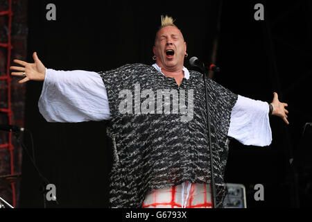 John Lydon della Public Image Ltd si esibisce sull'altro palco al Festival of Contemporary Performing Arts di Glastonbury 2013 presso la Worthy Farm, Somerset. Foto Stock