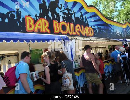 Una vista generale di Bar Boulevard dove il principe Harry è stato visto la notte scorsa, durante la giornata finale dello spettacolo del Festival delle arti dello spettacolo contemporanee di Glastonbury 2013 a Pilton Farm, Somerset. Foto Stock